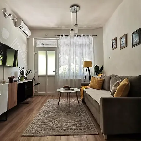 Ella, Cozy One-bedroom Close To Old Bridge In