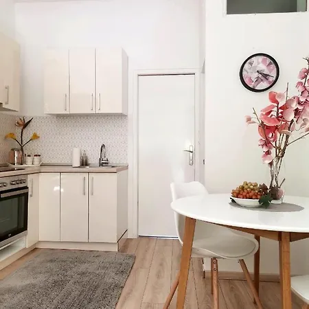 Ella, Cozy One-bedroom Close To Old Bridge In Lejlighed *